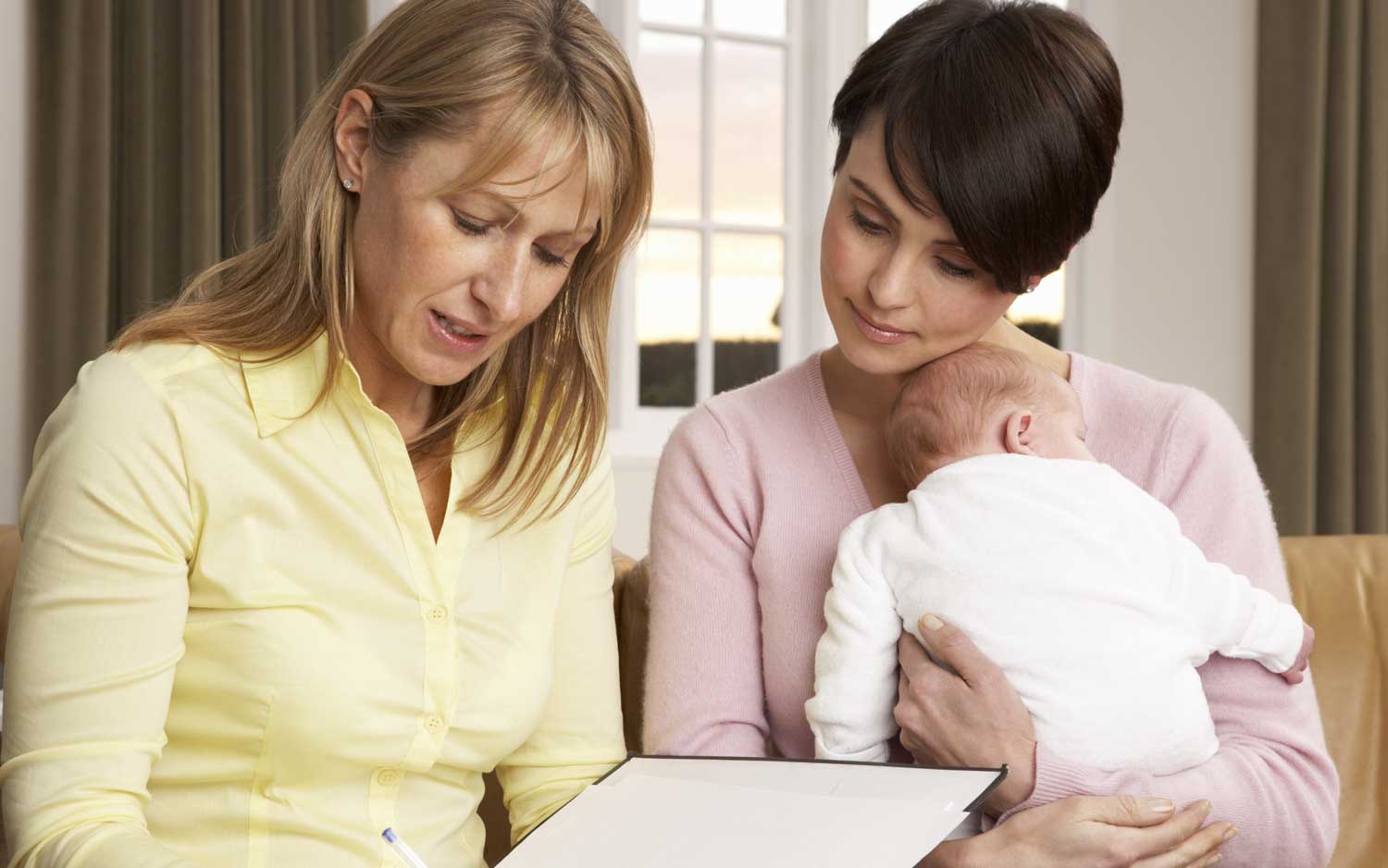 what is a midwife showing a midwife doing a home visit